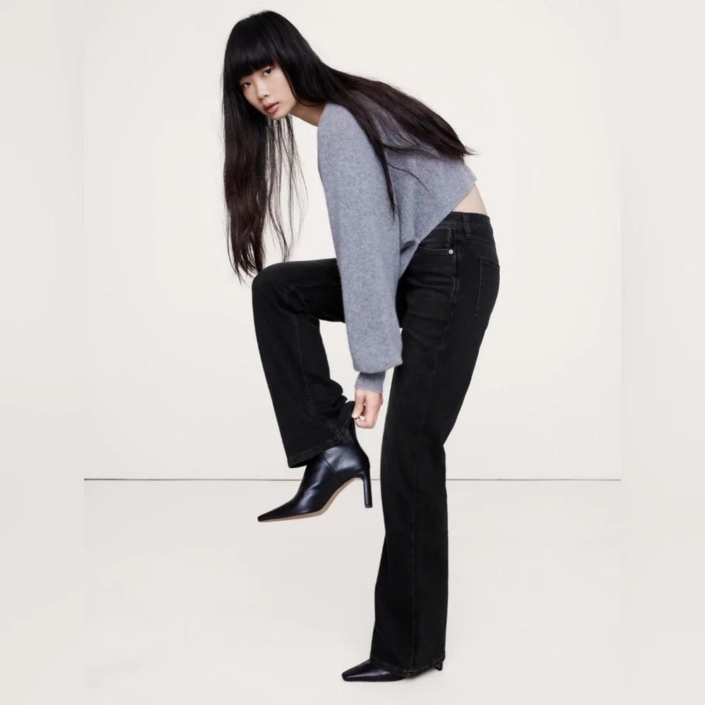 NWT! Banana Republic Black Wash The Relaxed Flare Jean - Size 32 🩷